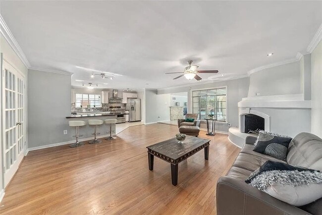 Photo - 5616 Pine St