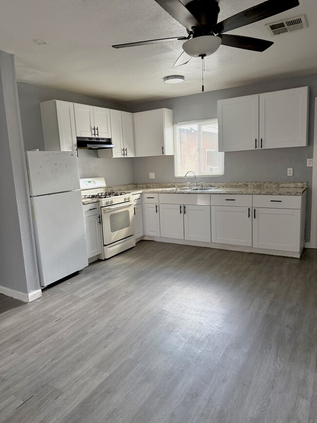 Building Photo - 2615 W Morten Ave Unit A