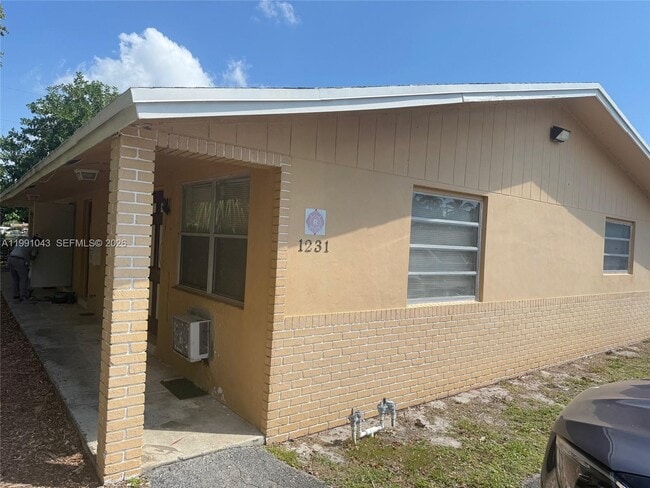 Building Photo - 1231 NW 19th Ct Unit 2