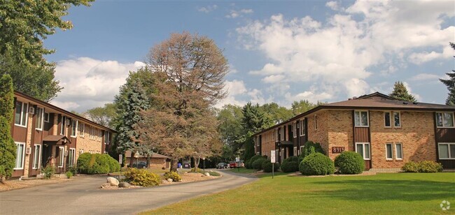 Cedar Manor Exterior - Cedar Manor Apartments