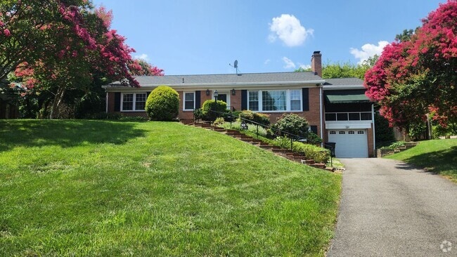 Building Photo - Wonderful Home in Prime Location!