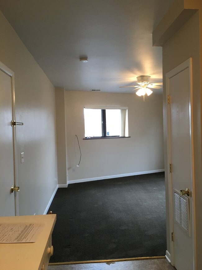 Vista del estudio desde la cocina - 4606 Old Grand Ave