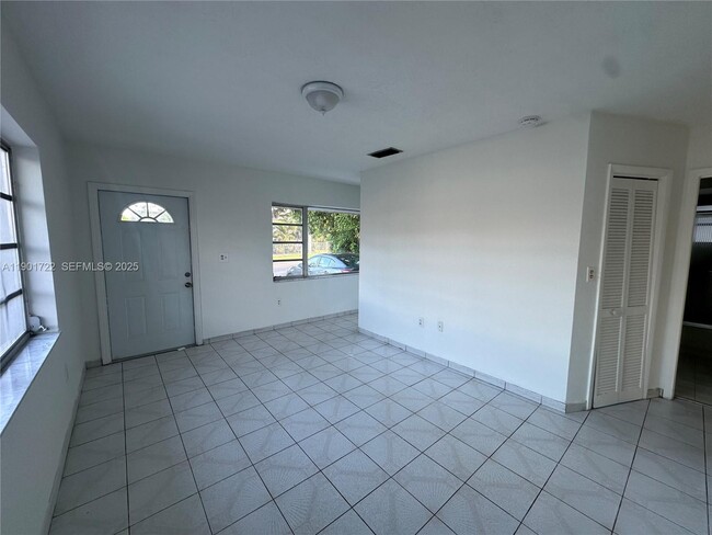 Building Photo - 3608 SW 25th St Unit 3608