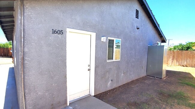 Building Photo - !!! AVAILABLE NOW !!!. Very spacious brand new 3 bed, 2 bath house.