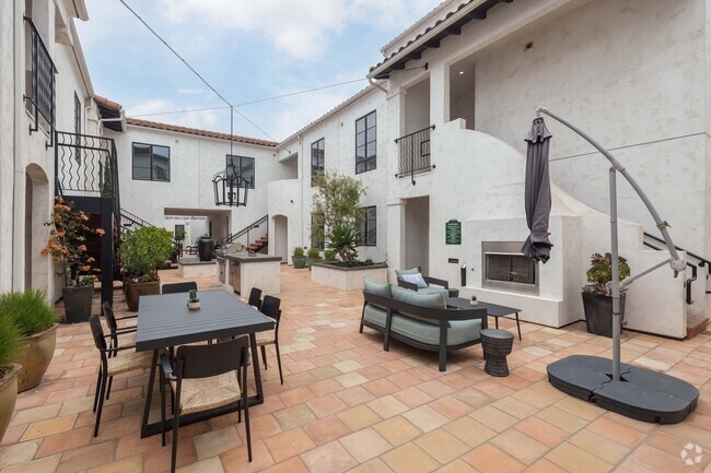 Courtyard - Santa Clara Courts Apartments of Ventura