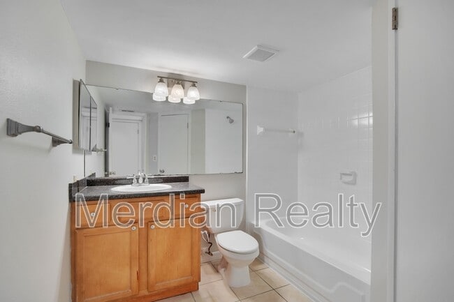 Photo - 305 Lakepointe Dr Unidad 104
