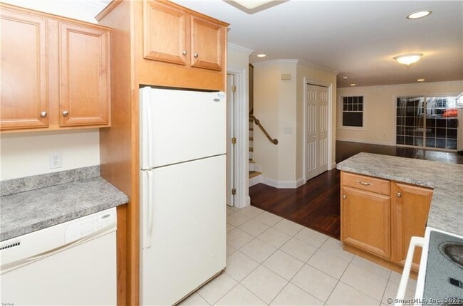 Photo - 527 W Thames St