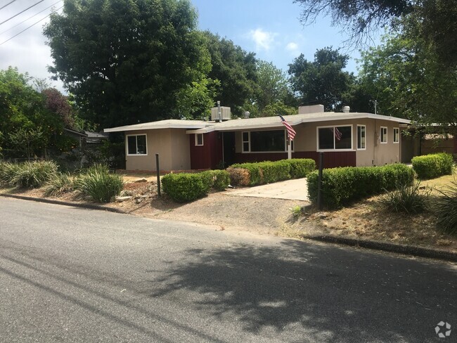 Building Photo - Vintage Meiners Oaks Home