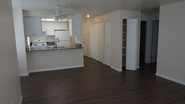 Building Photo - 5680 Eagle Pkwy Unit #2