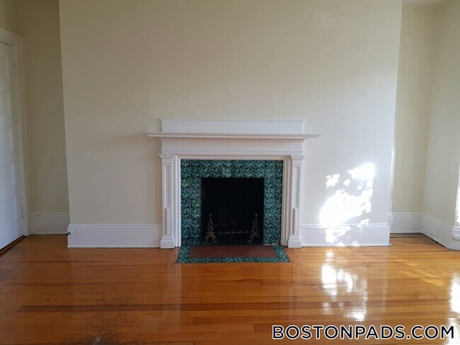 Photo - 533 Newbury St Unit 3