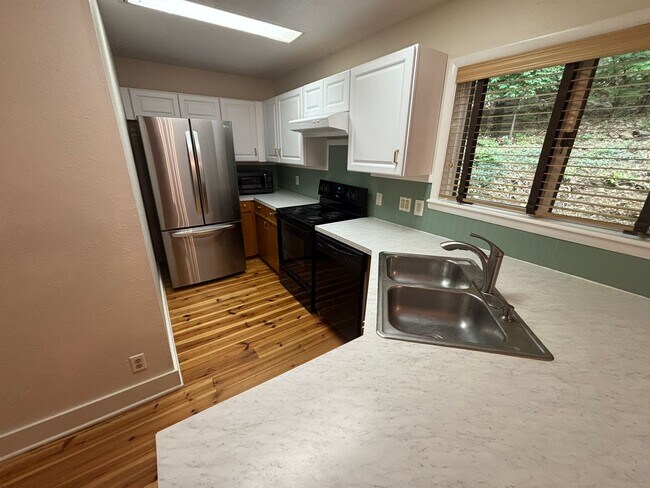 894 N Lewis Ave