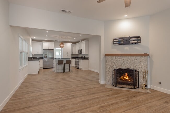 Photo - 605 W Ojai Ave