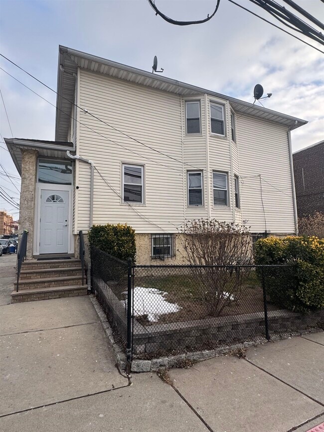 Building Photo - 1417 6th St Unit #2