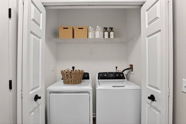 Descubra la comodidad de tener lavandería en casa en Eagle Rock Apartments en Fishkill. Disfrute de electrodomésticos modernos y amplio espacio de almacenamiento en un entorno funcional diseñado para su estilo de vida. ¡Programe una visita hoy mismo y compruebe cómo la comodidad se une a la practicidad! - Eagle Rock Apartments at Fishkill