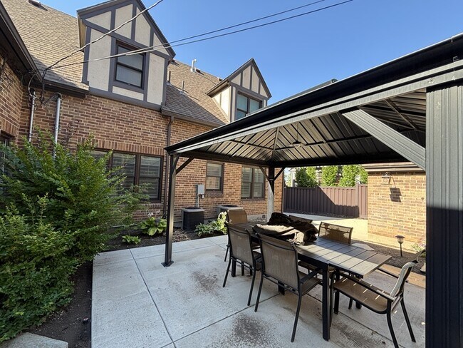 77 Hillside Ave