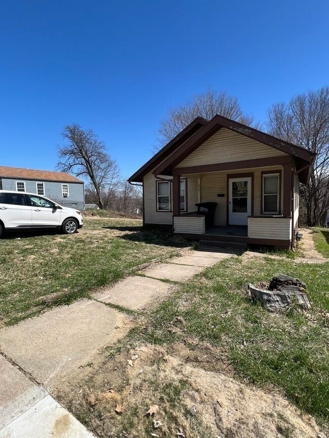 Photo - 2 bedroom 1 bath house. off street parking. $1000