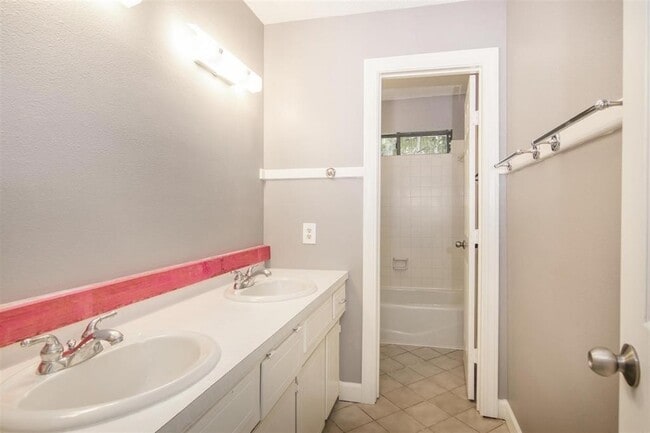Photo - 575 Moreland St
