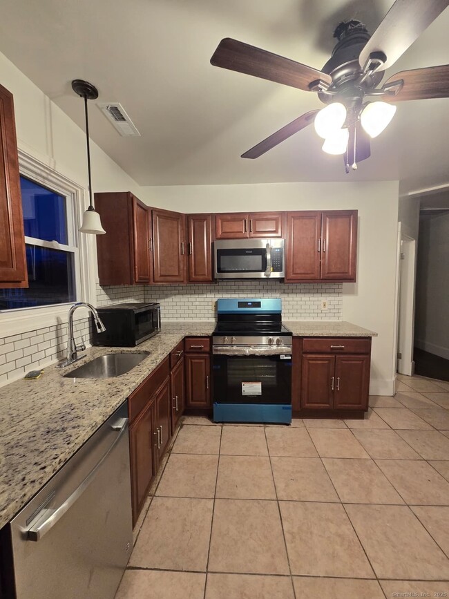 Building Photo - 75 Curtis St Unit 2