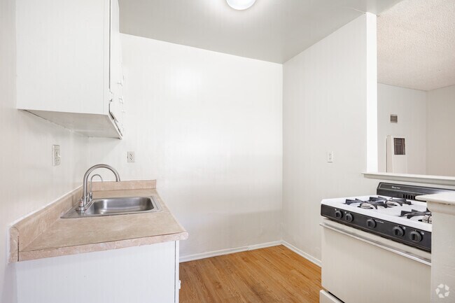 1BR, 1BA - 800SF - Kitchen