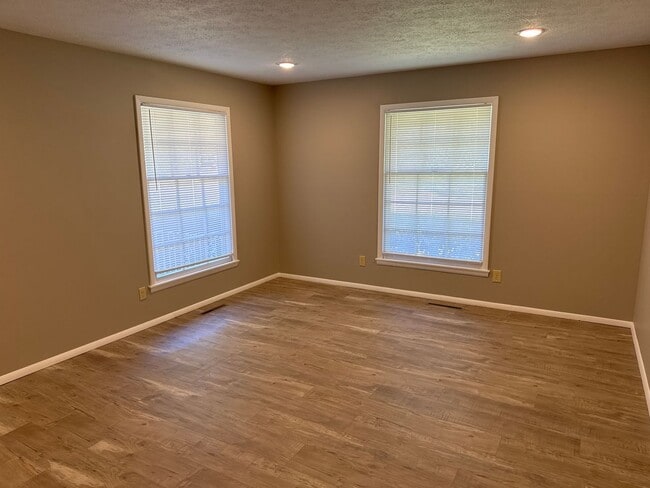 Photo - 3 Bedroom 2 Bath 2 Car Garage! Southeast! ...