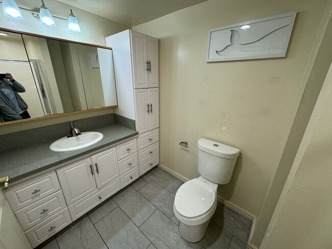 Building Photo - 4 Bedroom Home