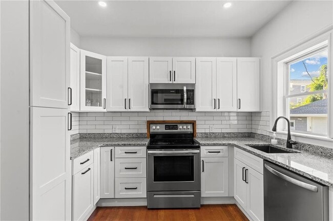 Photo - 15 1/2 Bayview Ave