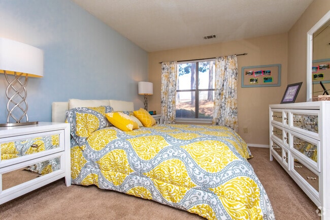 2BR, 2BA - 1023SF - Woodland Trace Apartments