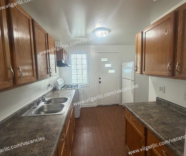 Building Photo - 4-bedrooms, 1-Bath - 2-floor Duplex Home