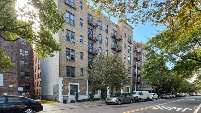 14444 Sanford Ave - Arlington Arms Apartments