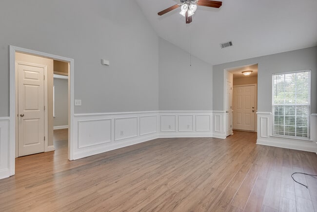 Photo - 2037 Dundee Way