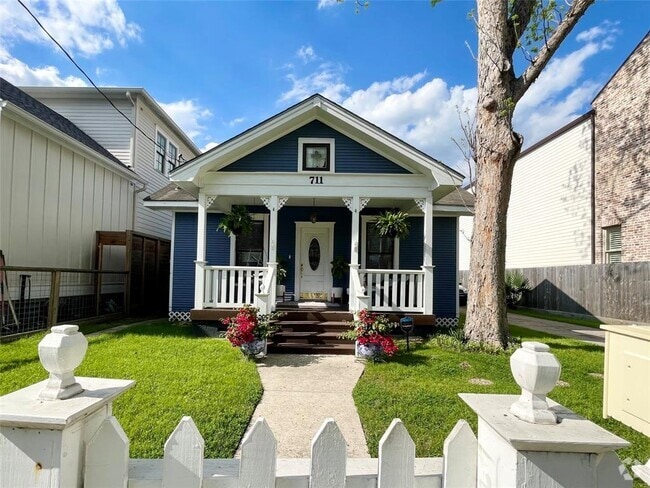 Building Photo - 711 E 10 1/2 St Rental
