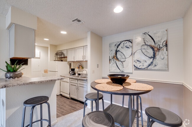 2BR, 2BA- 950SF - Dining Area