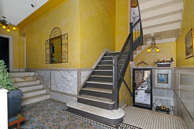 Venice Court