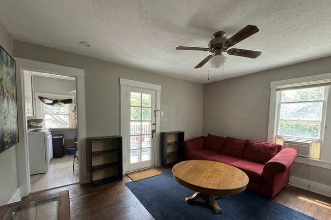 Building Photo - Cozy 1 Bedroom Apartment close to Aggieville!