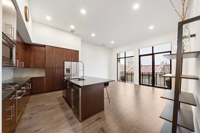 Building Photo - 4820 Caroline St Unit 507