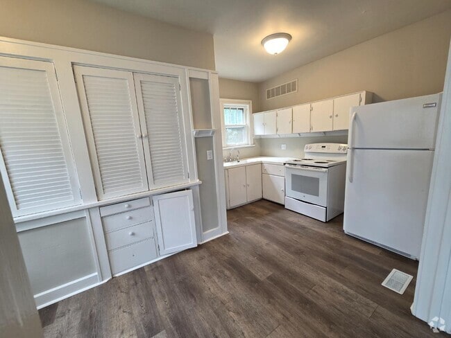 Building Photo - 204 S Main St Rental