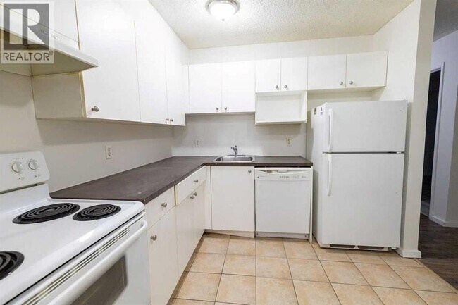 Photo - 216 Doverglen Crescent SE