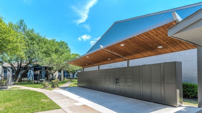 Photo - Warwick at Westchase