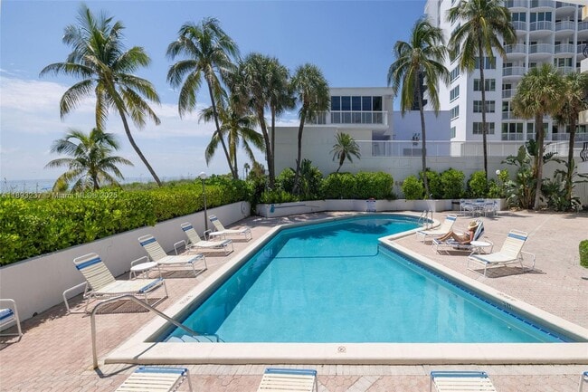 Building Photo - 5415 Collins Ave Unit 304