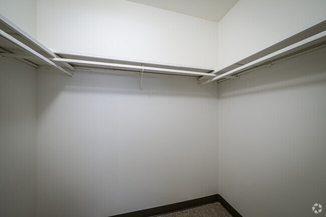 2BR, 1BA - 869SF