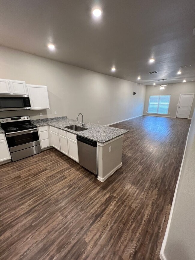 3 bedroom 2 bath 1 car garage Duplex on we... House House Rental in