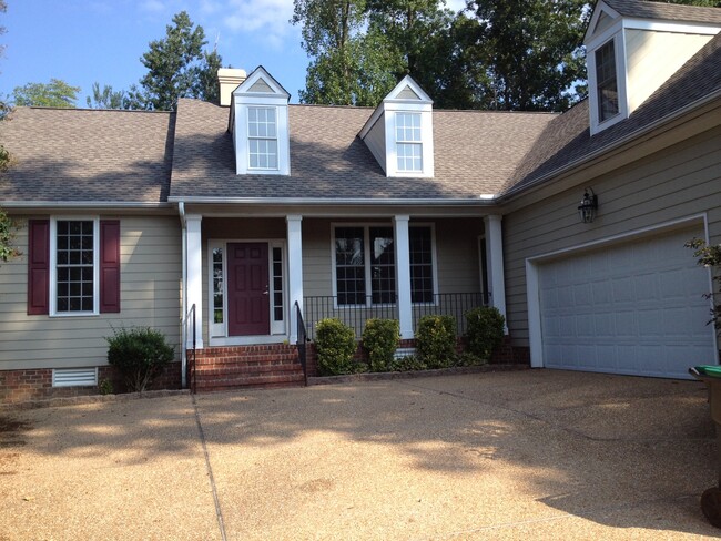 Building Photo - Beautiful 3 Bedroom 2 Bath Single Floor Living in Ford's Colony!