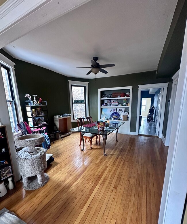 12 - 2442 N California Ave Unidad 2