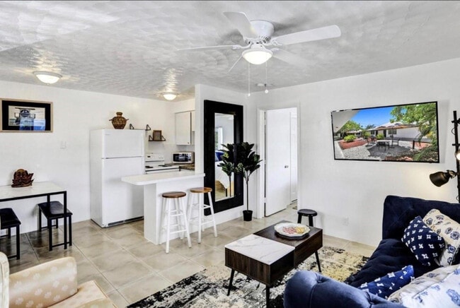 Building Photo - 820 NE 16th Ave Unit 1