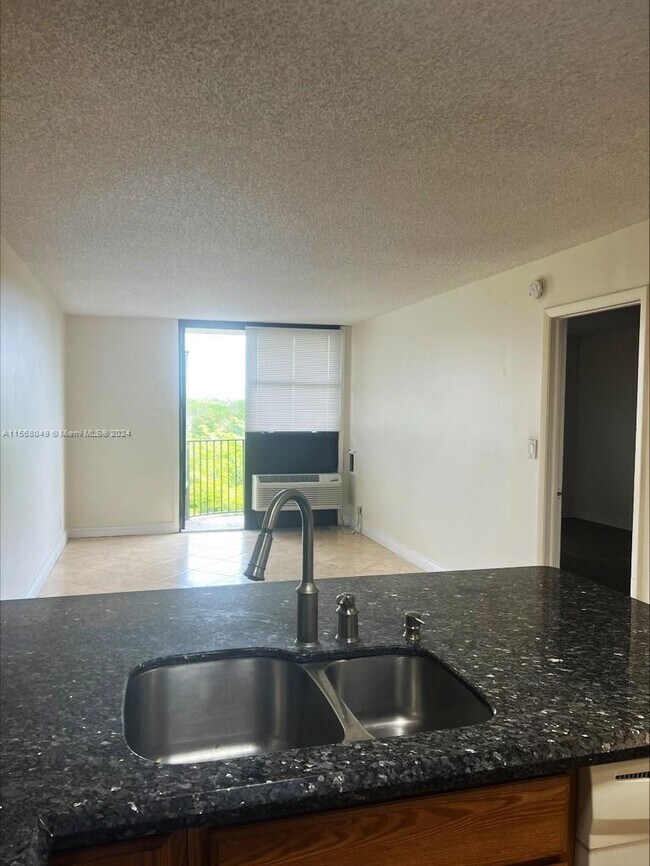 Photo - 2771 Riverside Dr Unidad 504-A