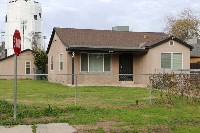 Building Photo - 701 Cedar Ave