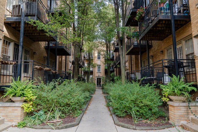 Photo - 2239 N Lincoln Ave Unit 2A