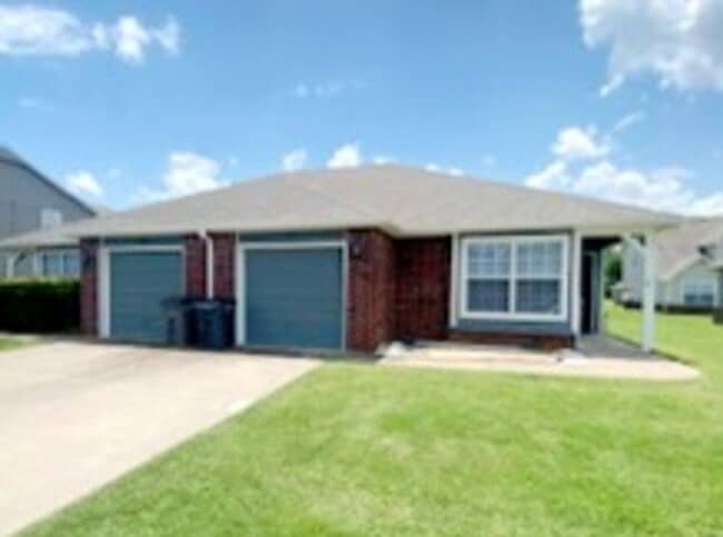 2 bedrooms - 2 baths + Garage!! Self Showi... - 2 bedrooms - 2 baths + Garage!! Self Showi... Townhome