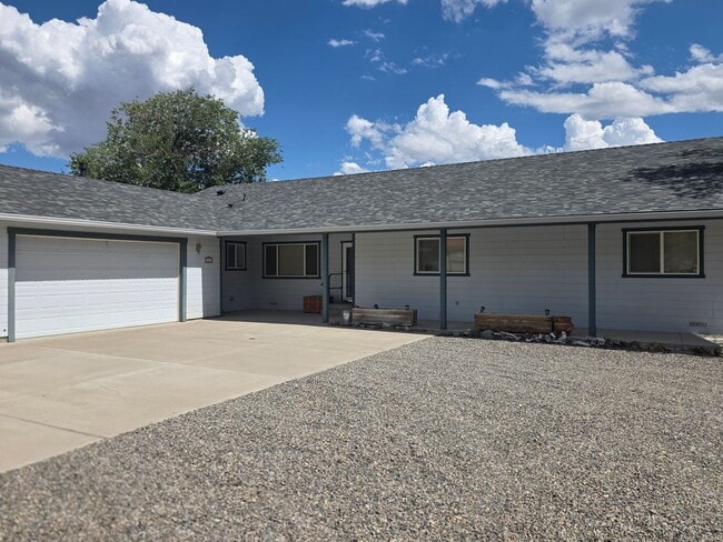 Building Photo - Executive Home with breathless views