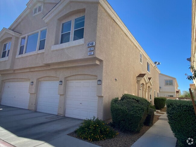 Building Photo - Beautiful Clean Town Home in Gated Community